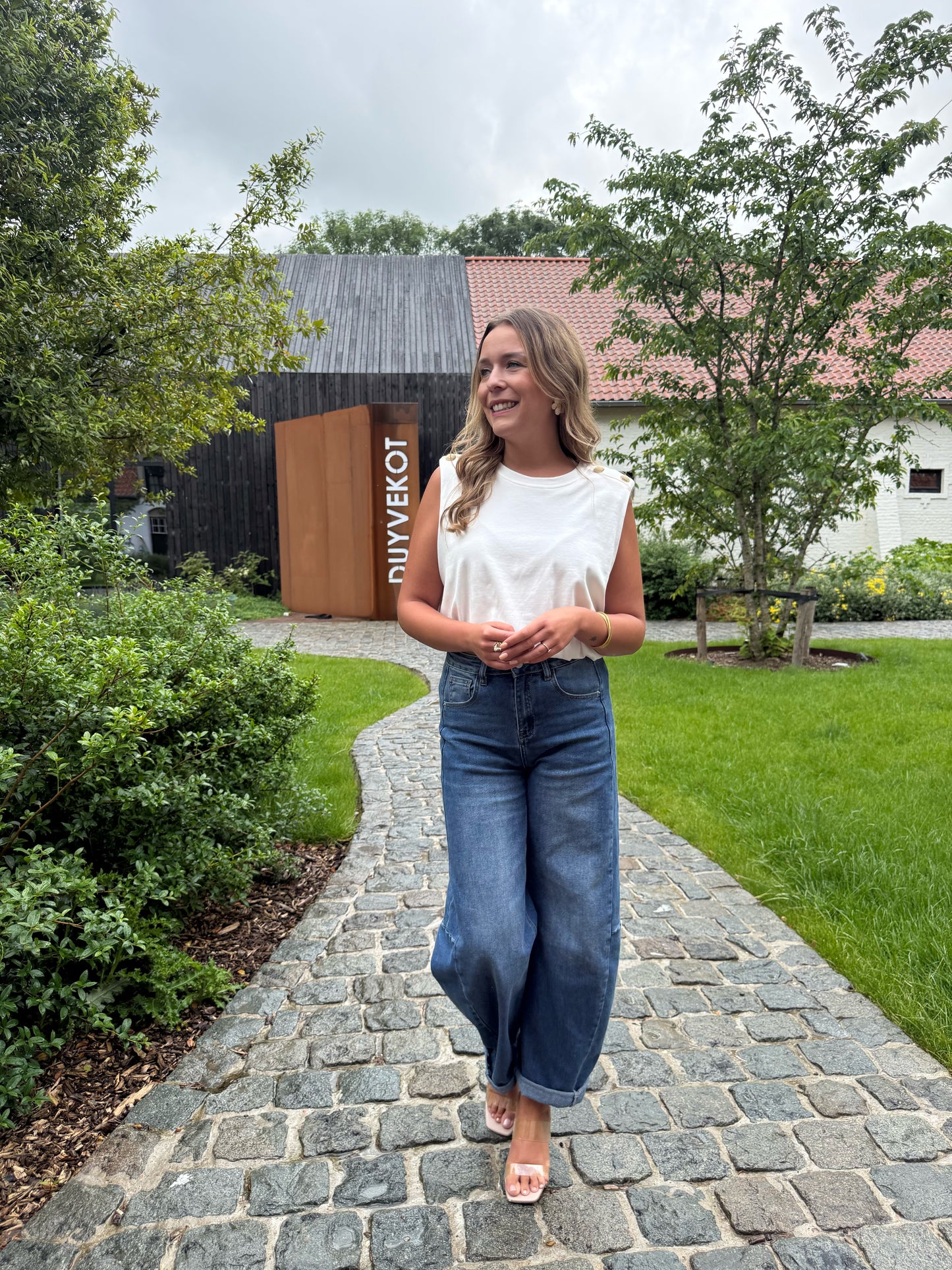 Wit T-shirtje met gouden details