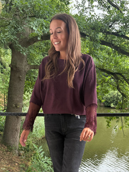 Truitje bordeaux met kantendetails