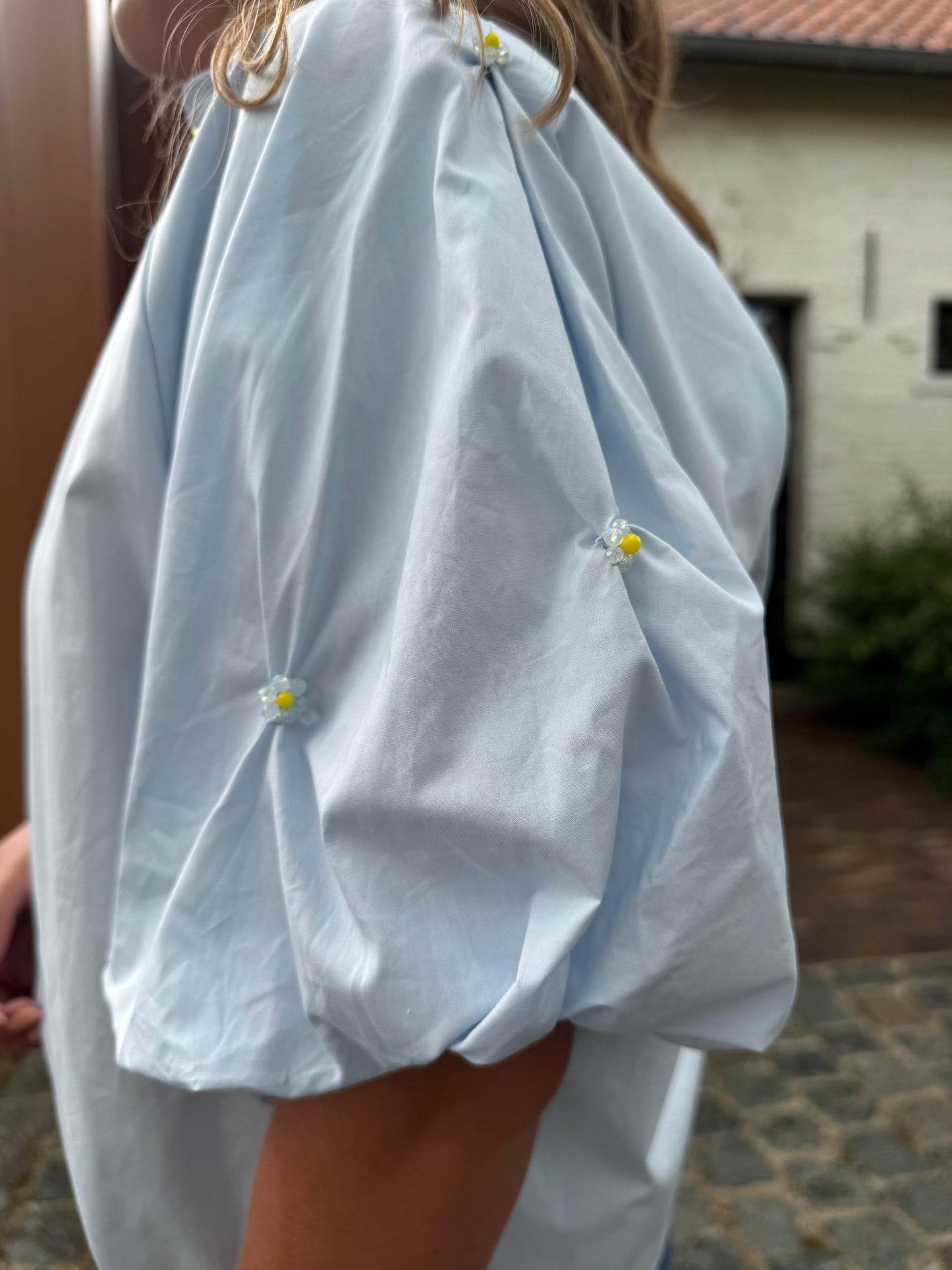 Blauwe blouse met ballonmouw & detailknopen