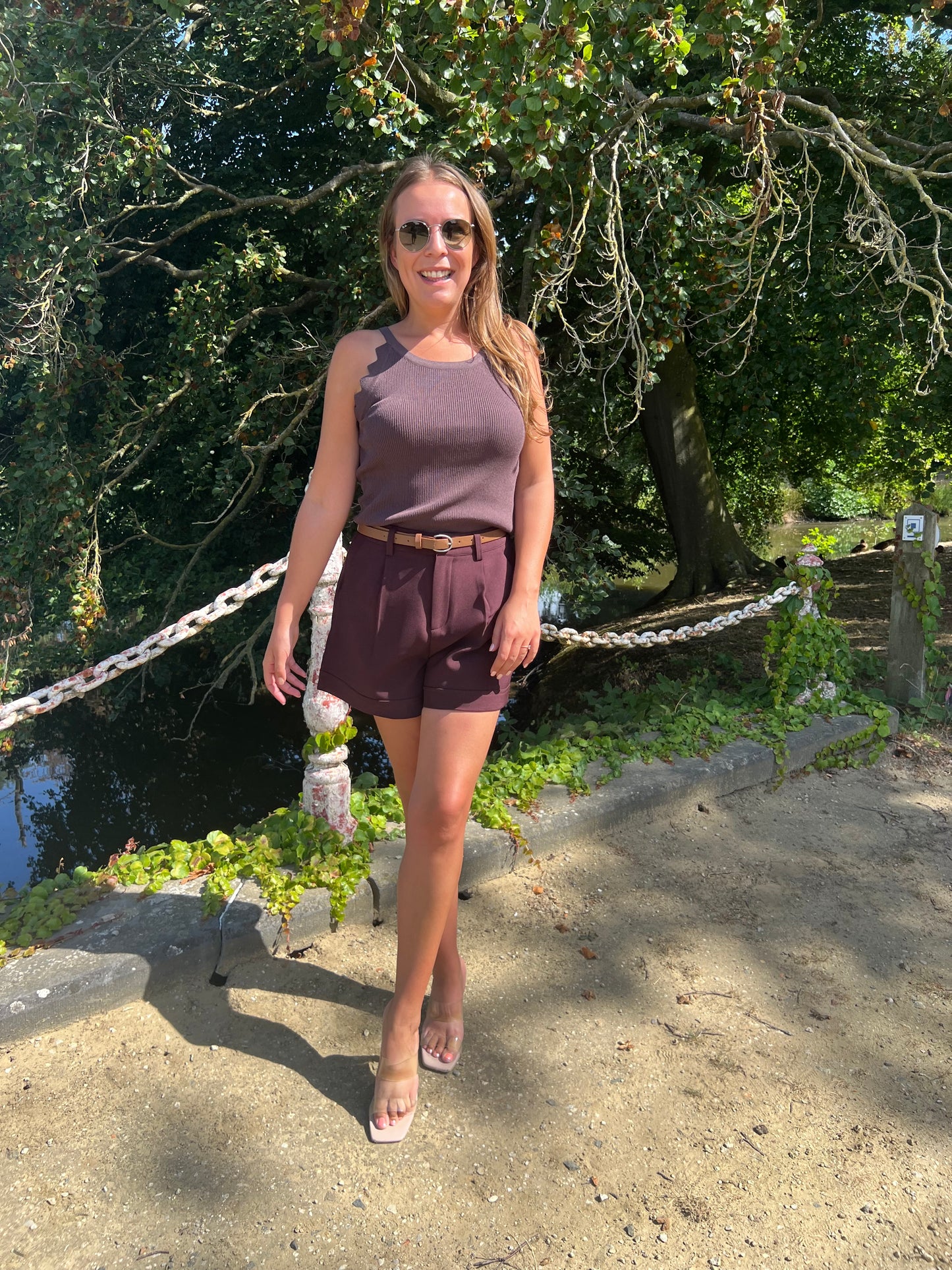 Klassieke short met riem bordeaux