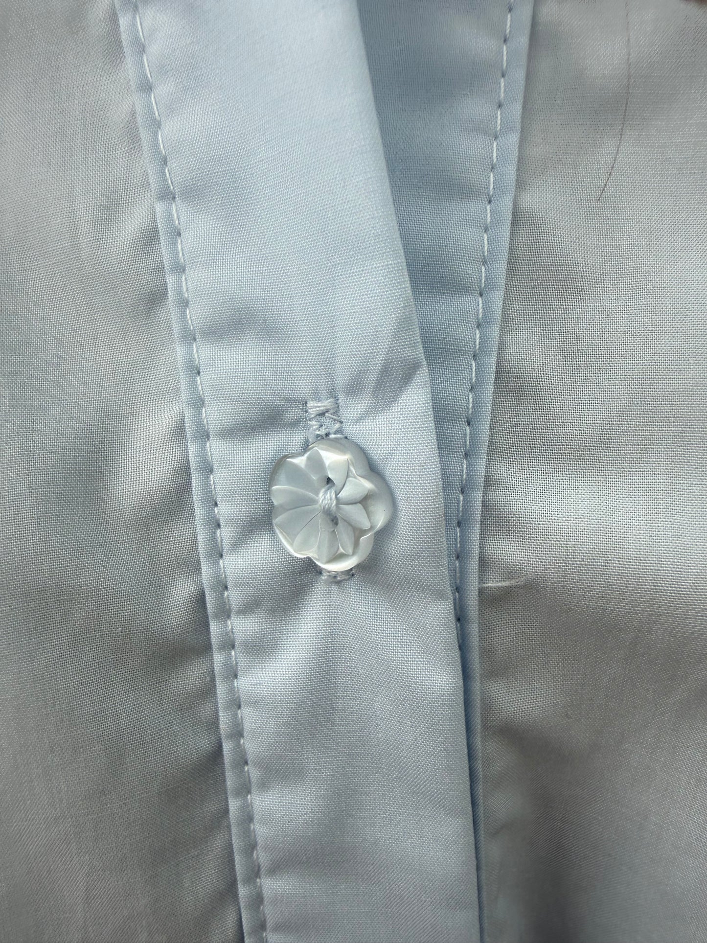 Blauwe blouse met ballonmouw & detailknopen