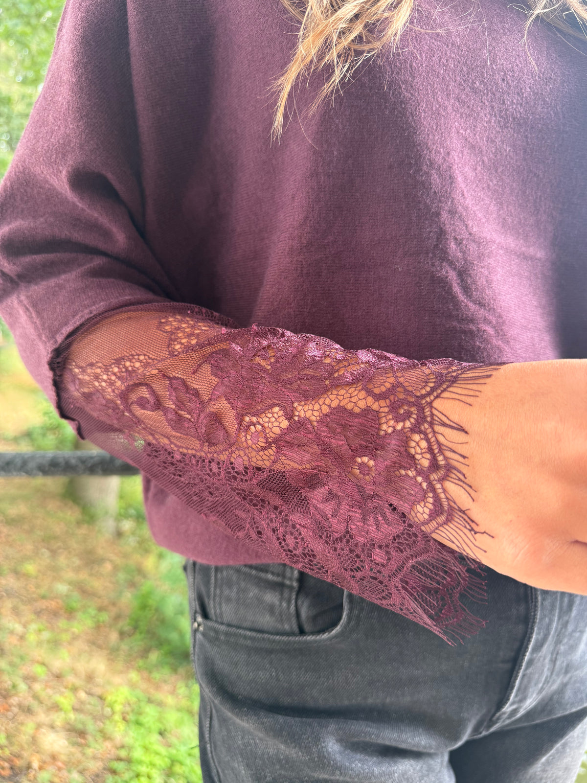 Truitje bordeaux met kantendetails