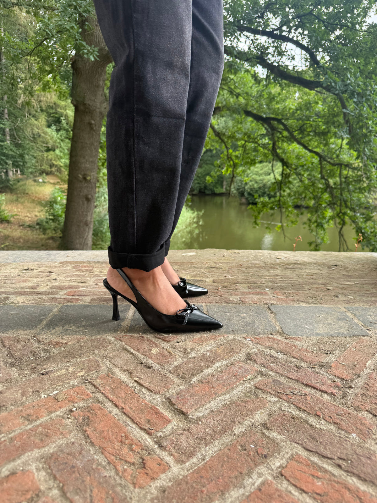 Zwarte pump strikje