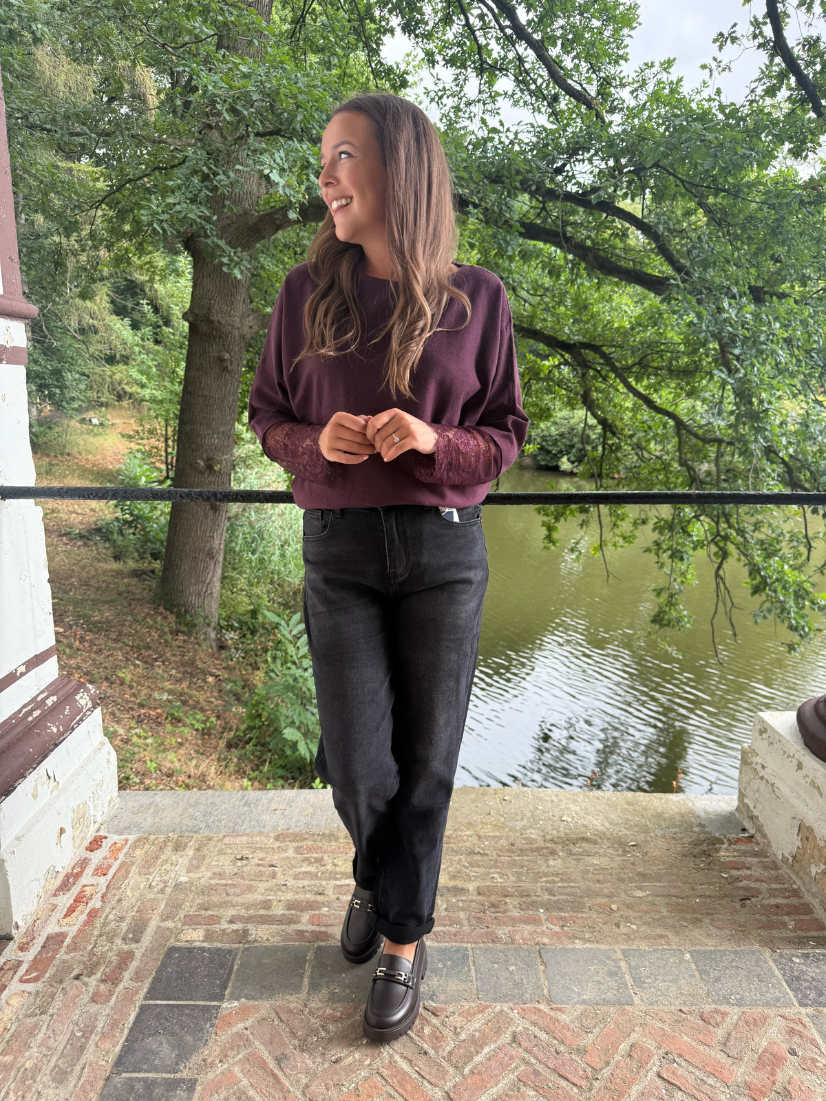 Truitje bordeaux met kantendetails