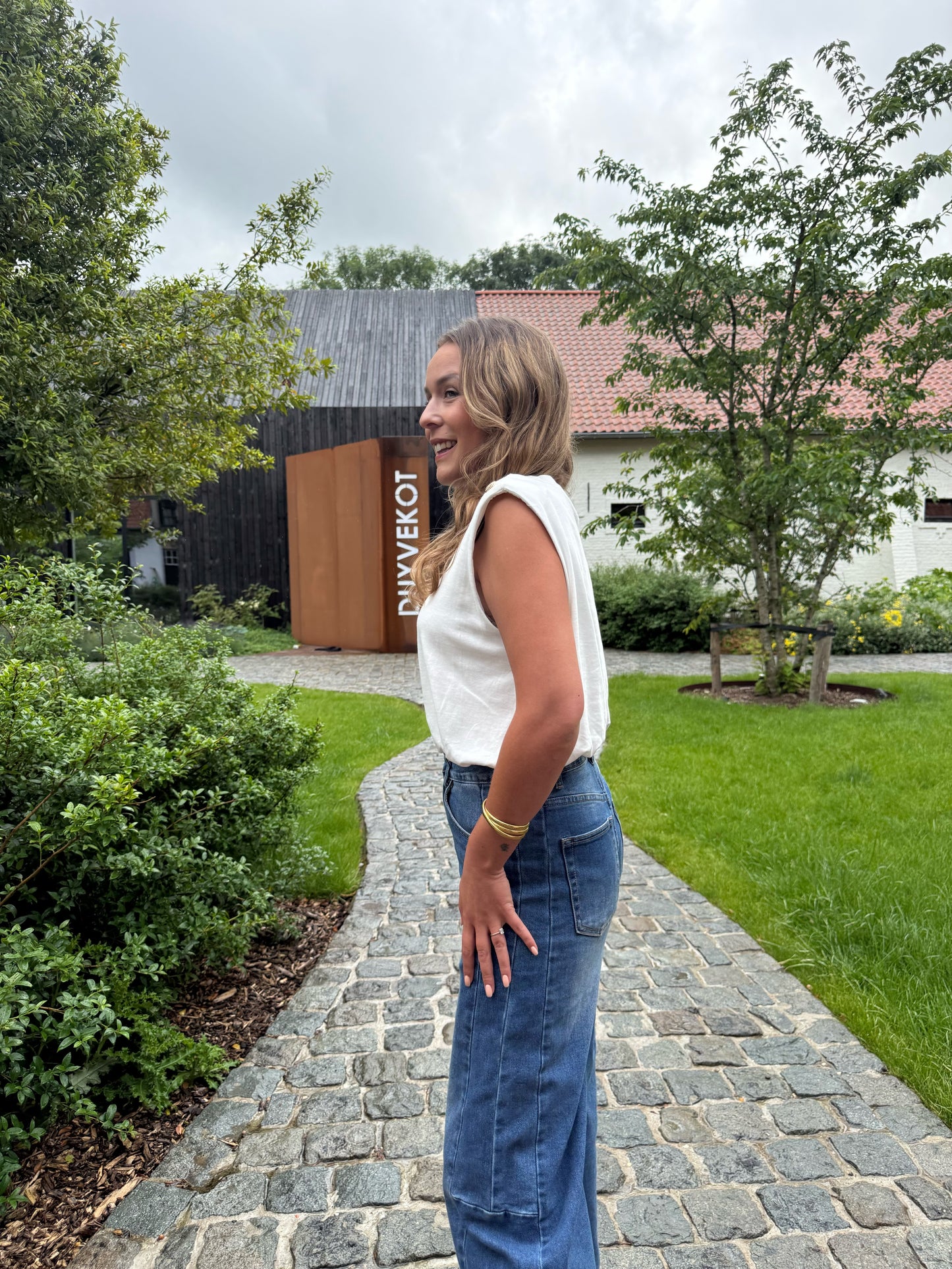 Wit T-shirtje met gouden details