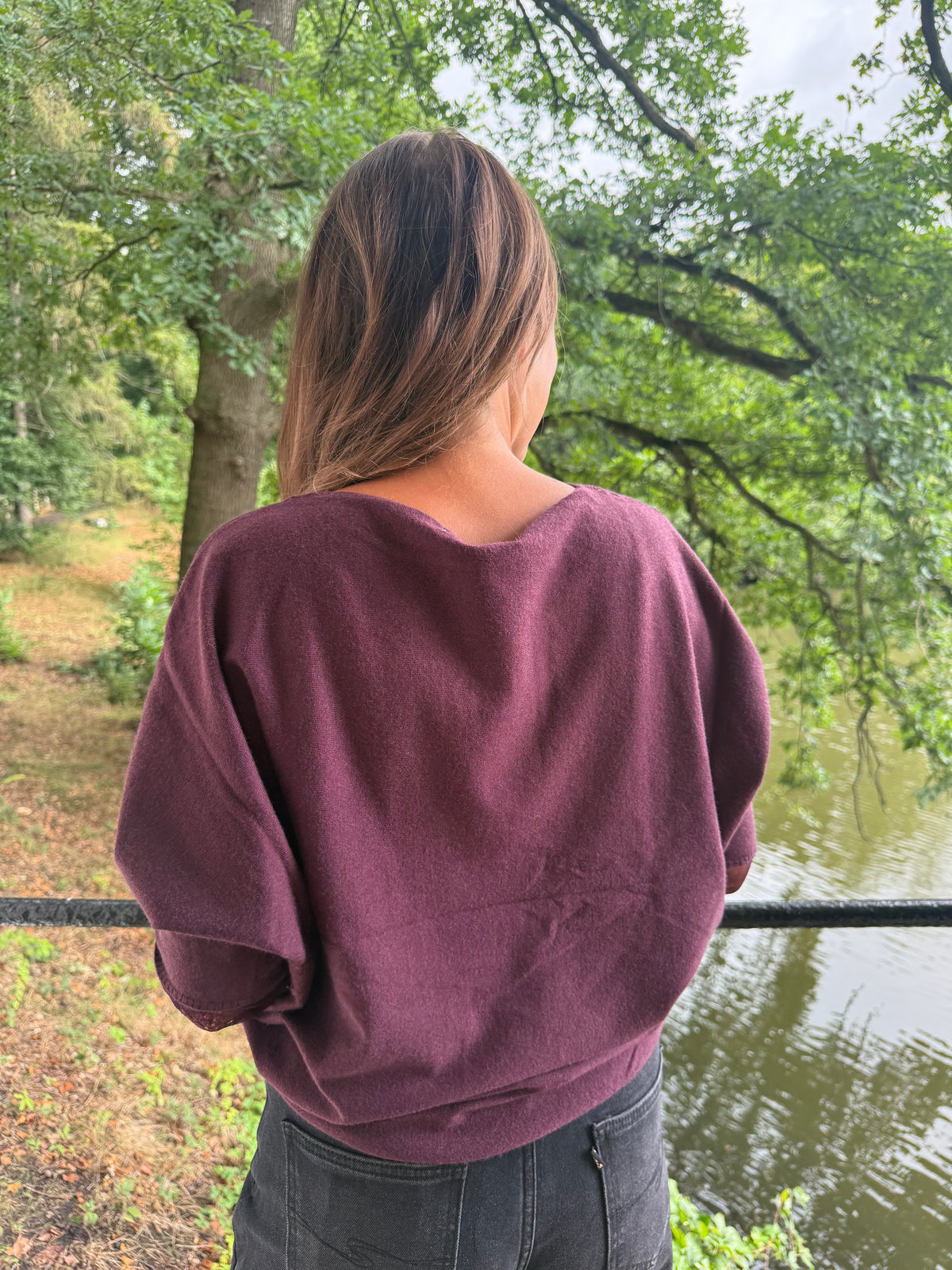 Truitje bordeaux met kantendetails