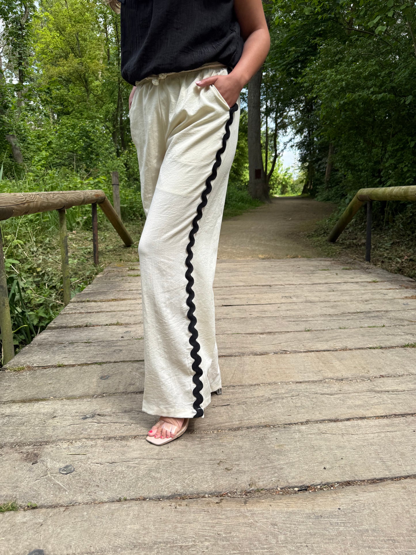 Linnen broek met zwart detail