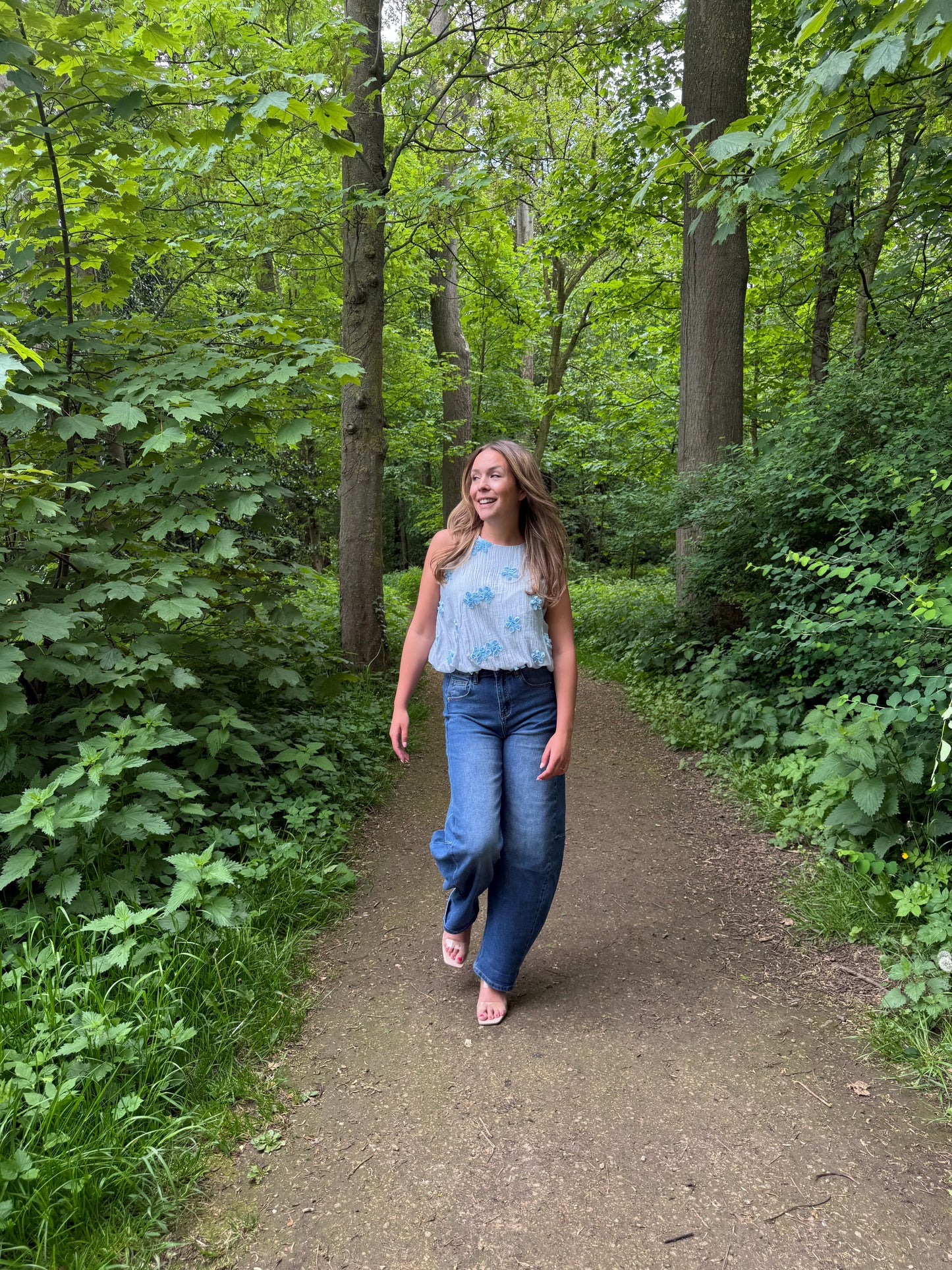 Blauwe blouse met bloemendetails