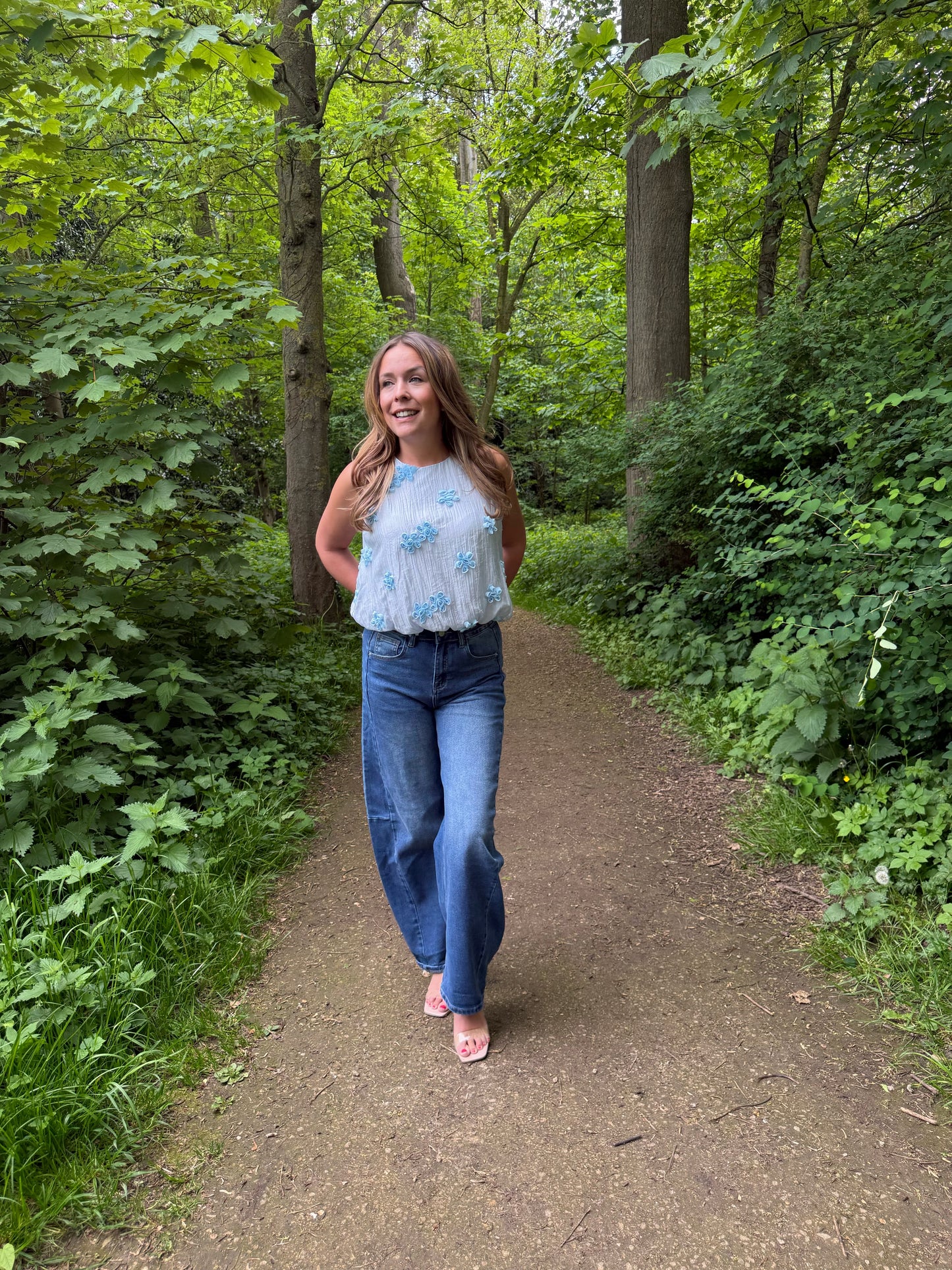 Blauwe blouse met bloemendetails