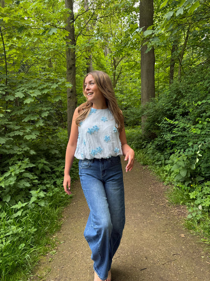Blauwe blouse met bloemendetails